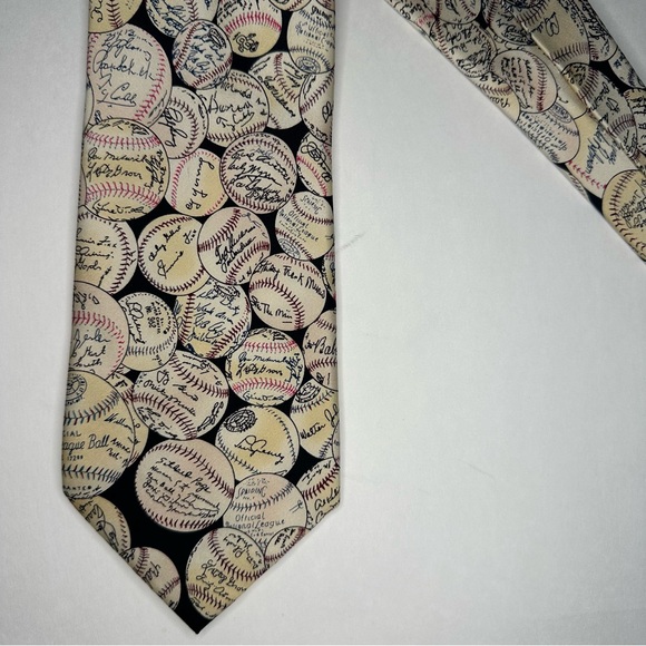 Vintage AUTHENTIC BASEBALLS AND SIGNATURES Classic Silk Museum Artifacts Tie - Picture 6 of 7